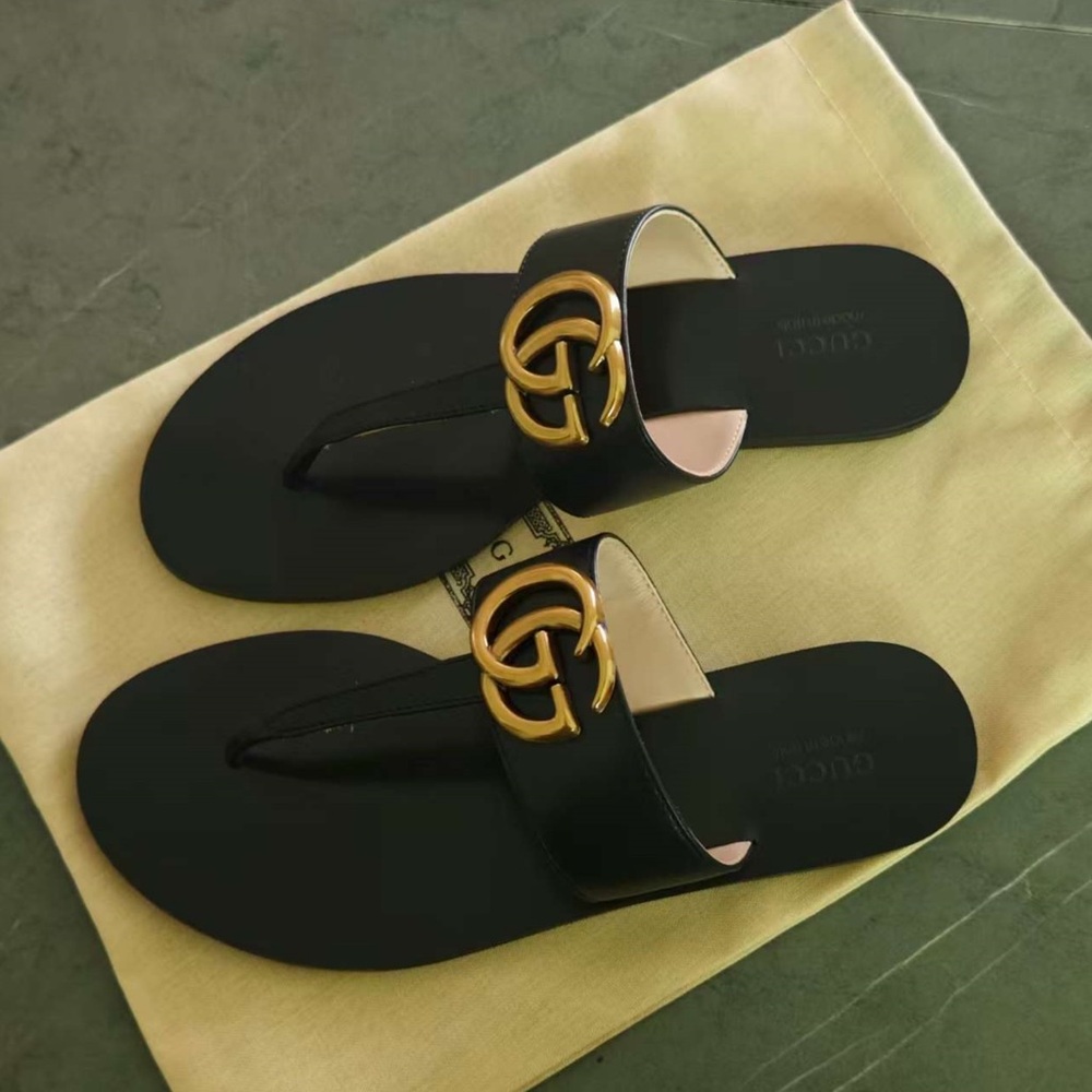 Gucci Black Leather Thong Sandals with Gold Double G